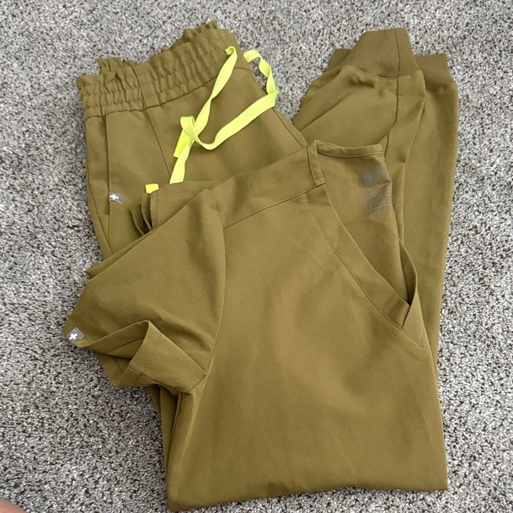 FIGS Olive Jogger Scrub Set